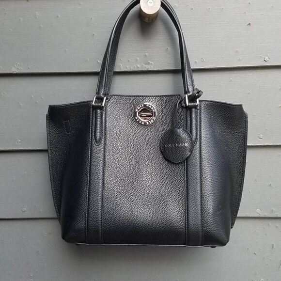 Gorgeous!  Cole Haan Grand Series Black Leather Handbag with Key Lock - Picture 1 of 15